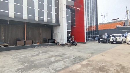 Gedung 4 lantai lebar 25 jalan besar 2 arah di Plumpang Semper, Koja