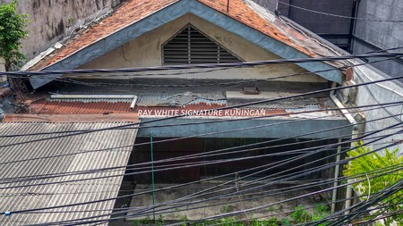 Rumah Tua Hitung Tanah Zona Komersial di Jl Kebon Kacang Raya