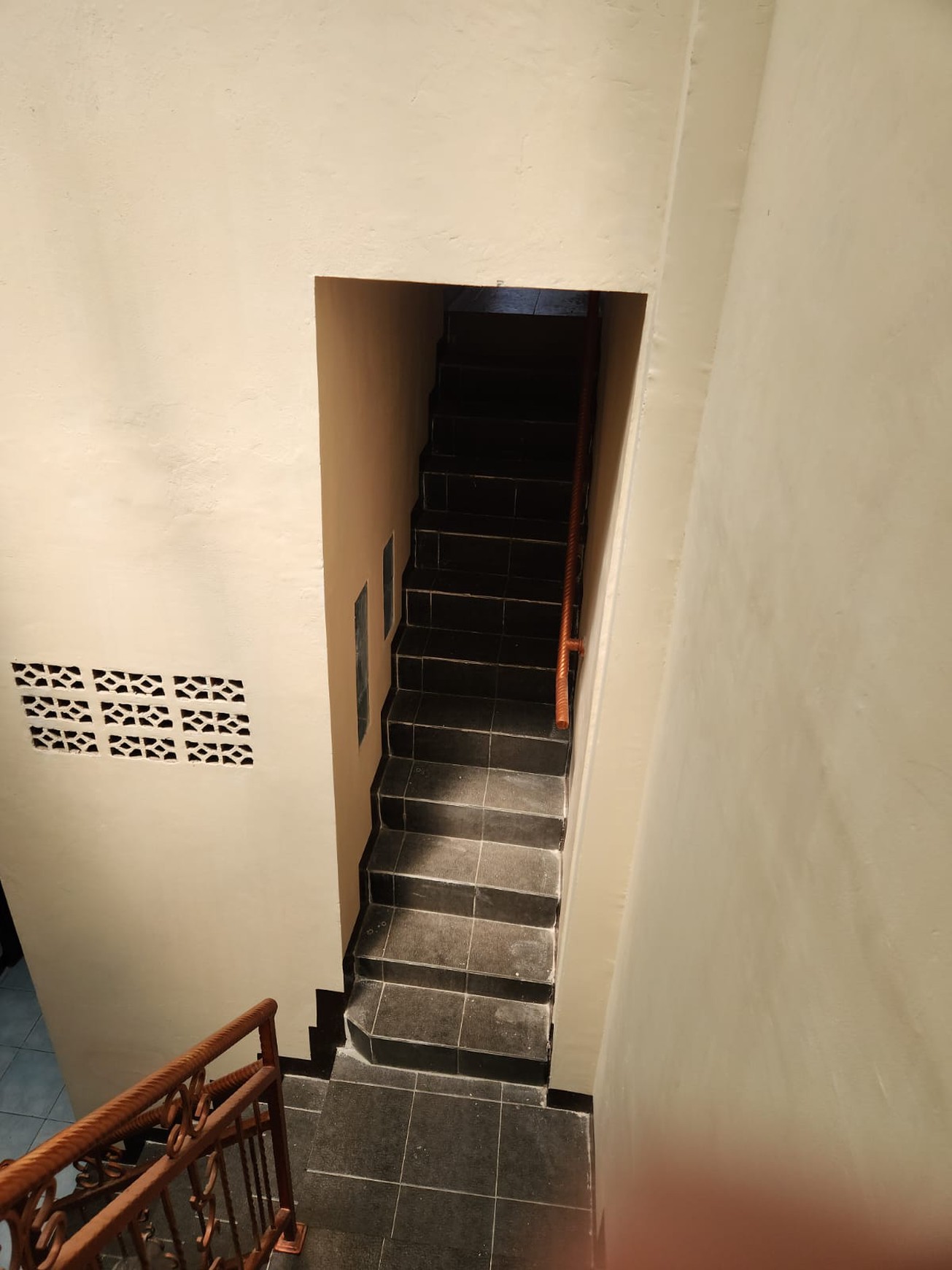 Rumah di Jakarta Selatan 2 Lantai Siap Huni dengan KT 4 dan KM 3 Surat SHM