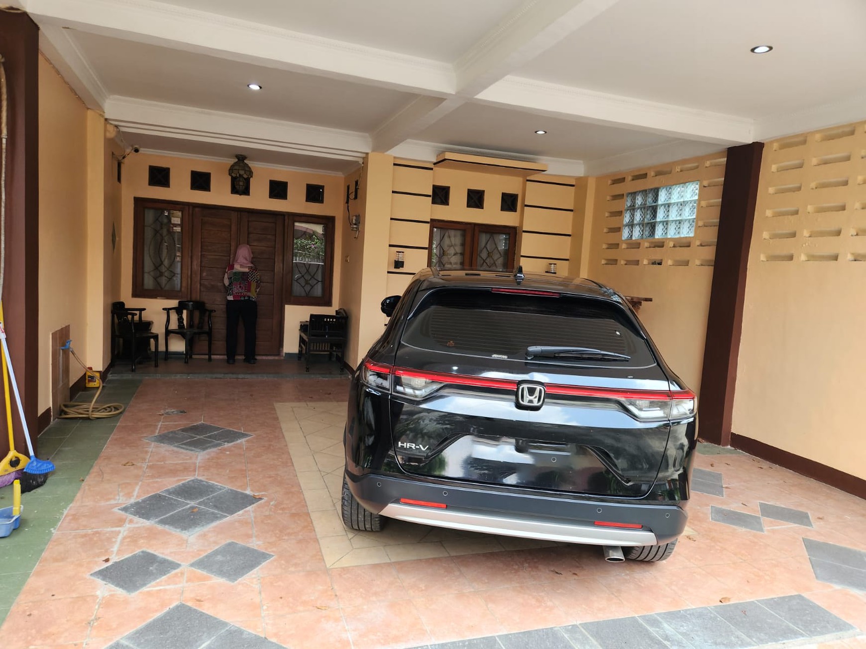 Rumah di Jakarta Selatan 2 Lantai Siap Huni dengan KT 4 dan KM 3 Surat SHM
