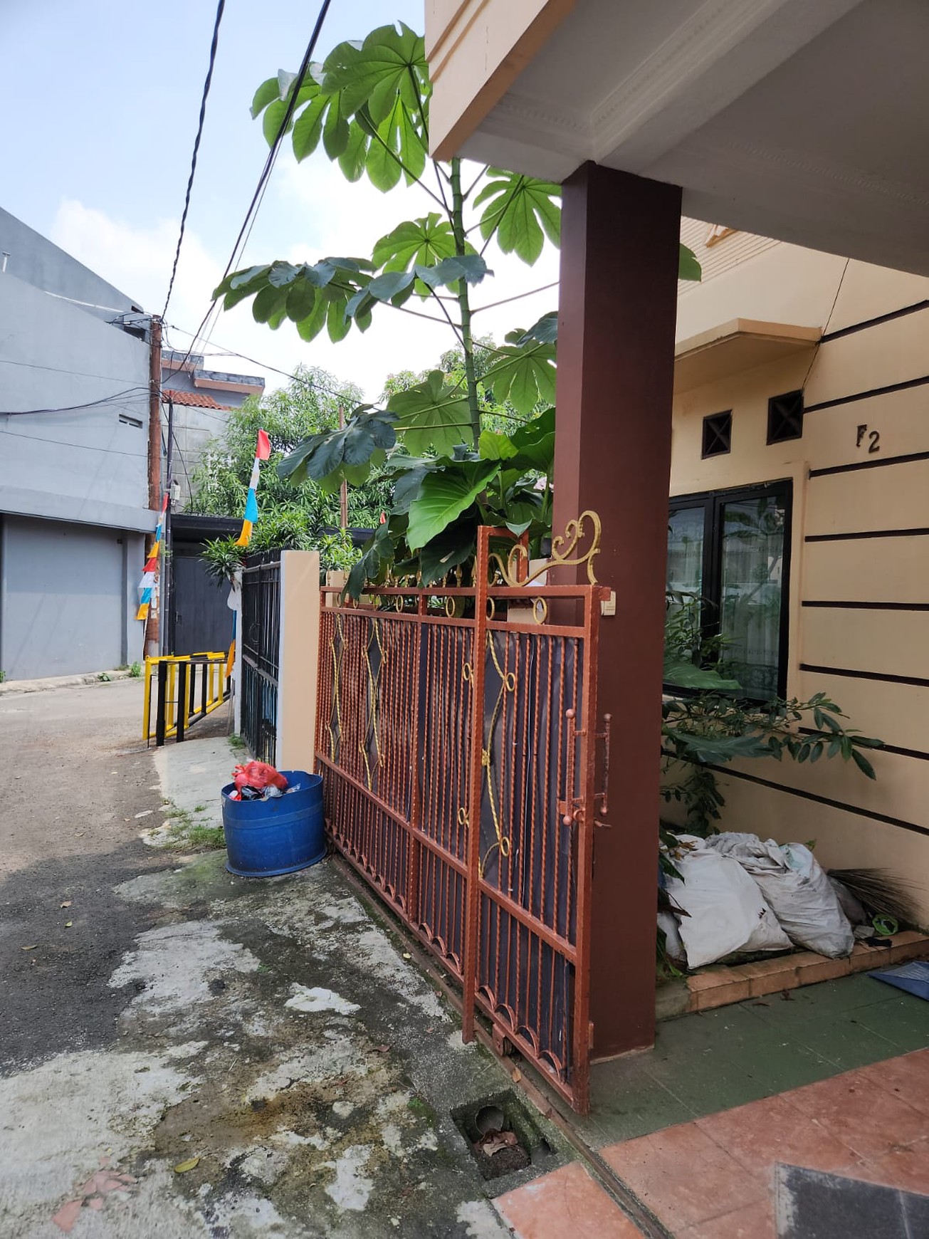 Rumah di Jakarta Selatan 2 Lantai Siap Huni dengan KT 4 dan KM 3 Surat SHM