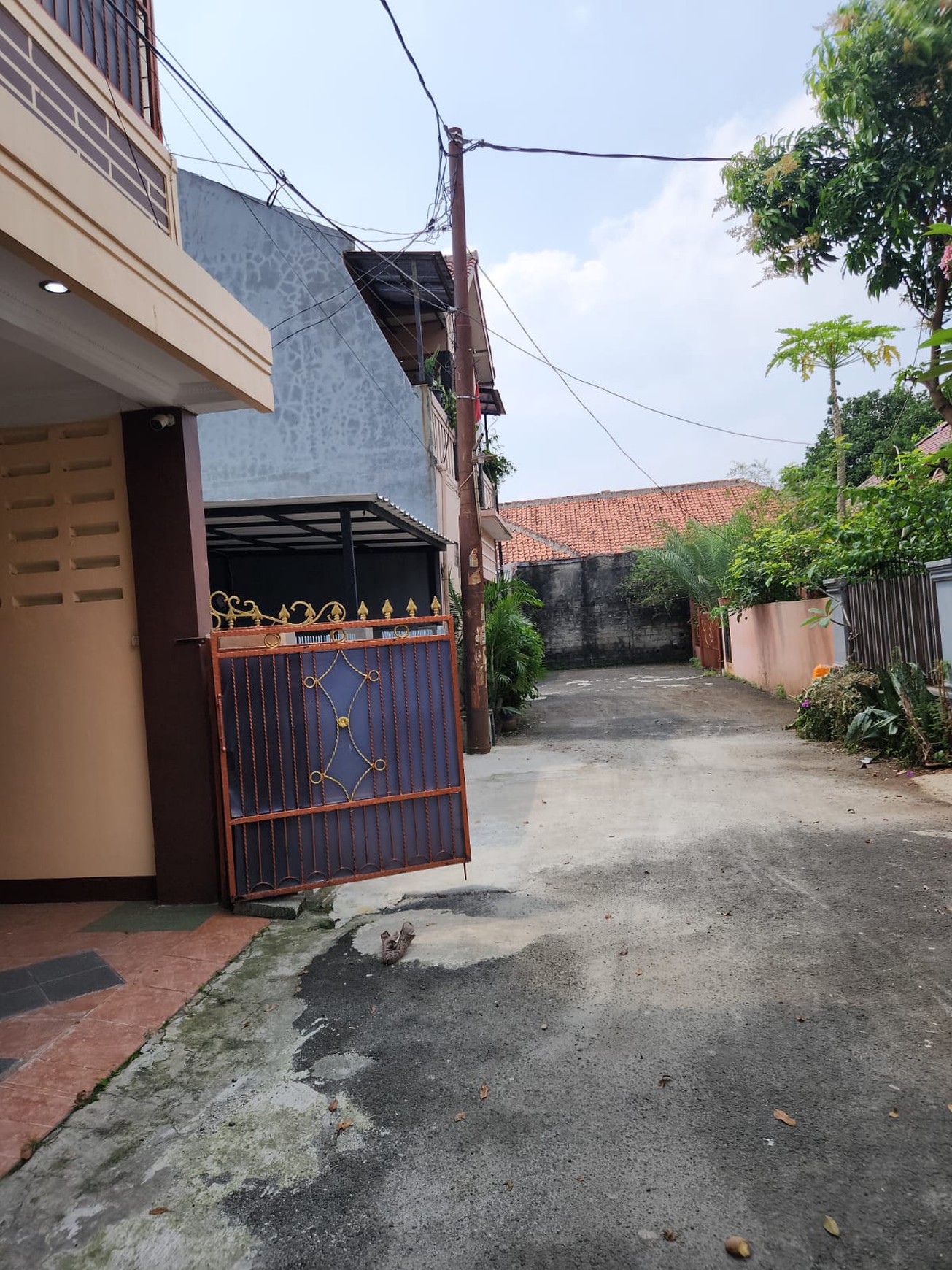 Rumah di Jakarta Selatan 2 Lantai Siap Huni dengan KT 4 dan KM 3 Surat SHM