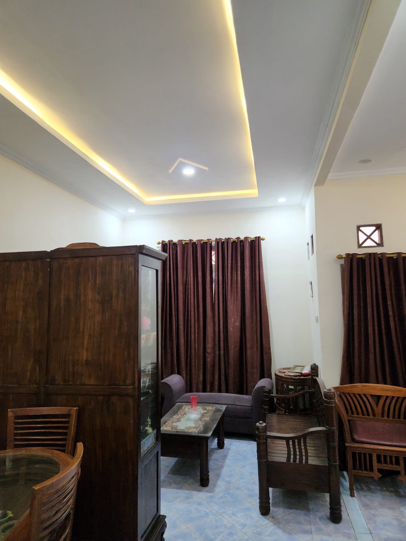 Rumah di Jakarta Selatan 2 Lantai Siap Huni dengan KT 4 dan KM 3 Surat SHM