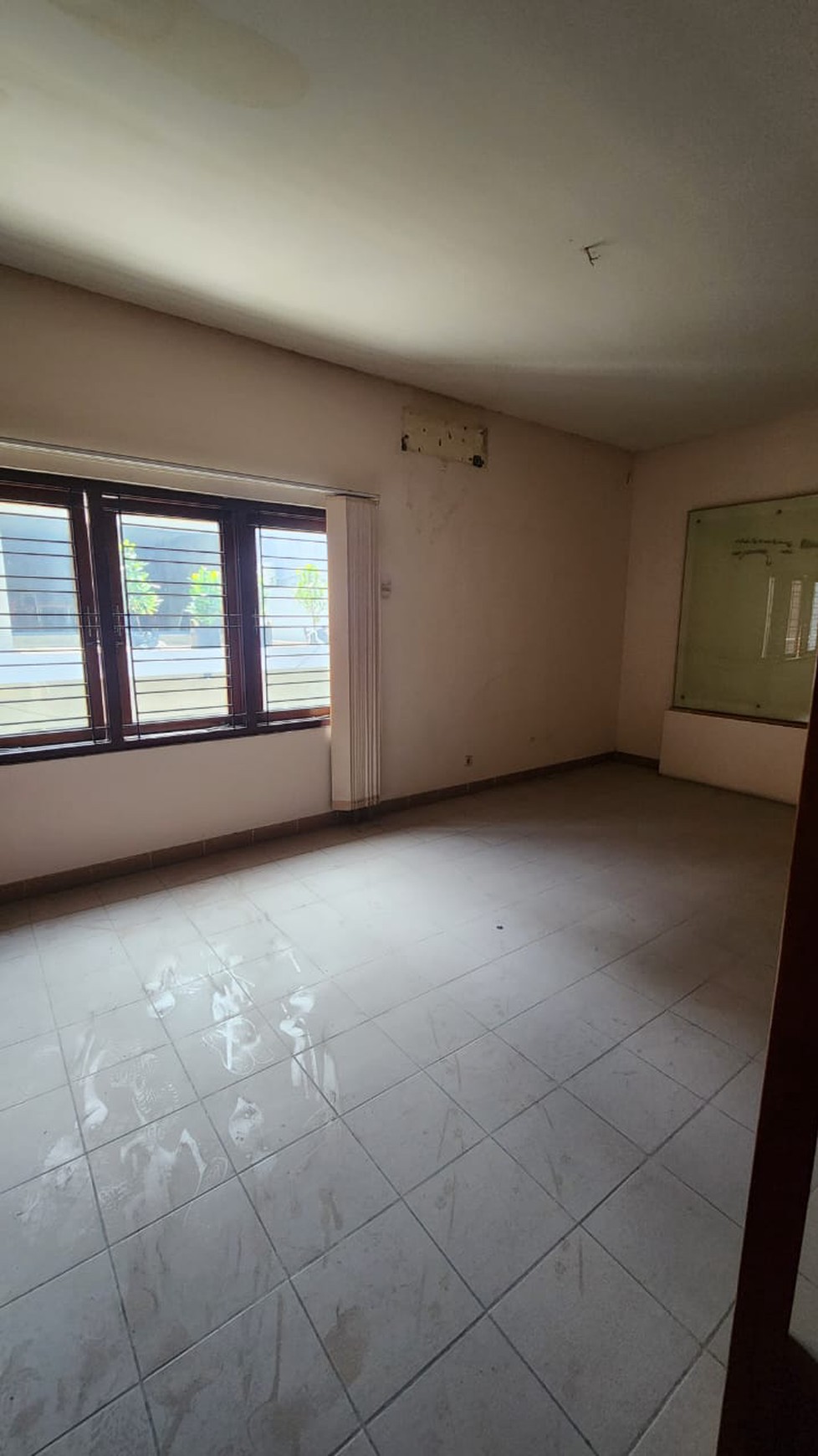 Dijual Rumah dengan Ruang Usaha Komersial di daerah Cikini, Menteng, Jakarta Pusat