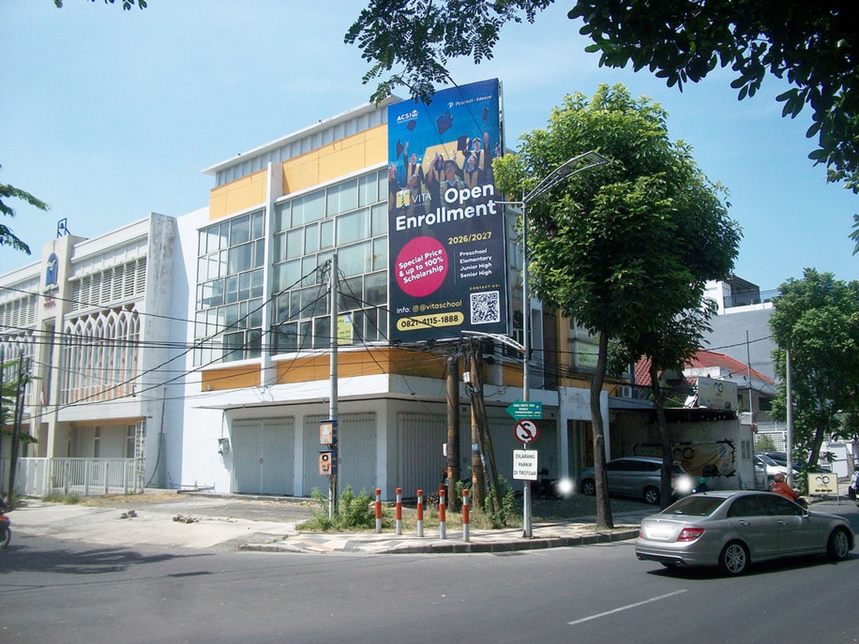Ruko di Raya Dharmahusada Indah Surabaya Timur, 3 Lantai, Hook/Pojokan, Strategis, SIAP PAKAI... Sewa min 2 tahun