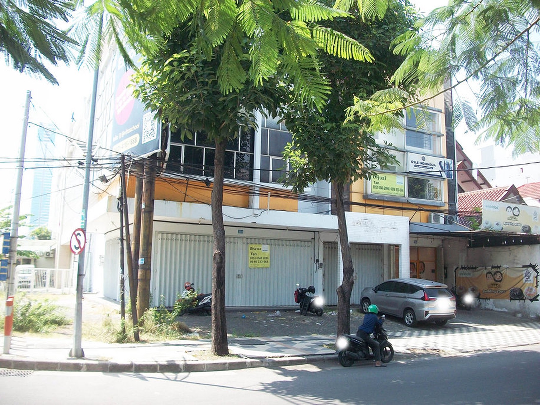 Ruko di Raya Dharmahusada Indah Surabaya Timur, 3 Lantai, Hook/Pojokan, Strategis, SIAP PAKAI... Sewa min 2 tahun