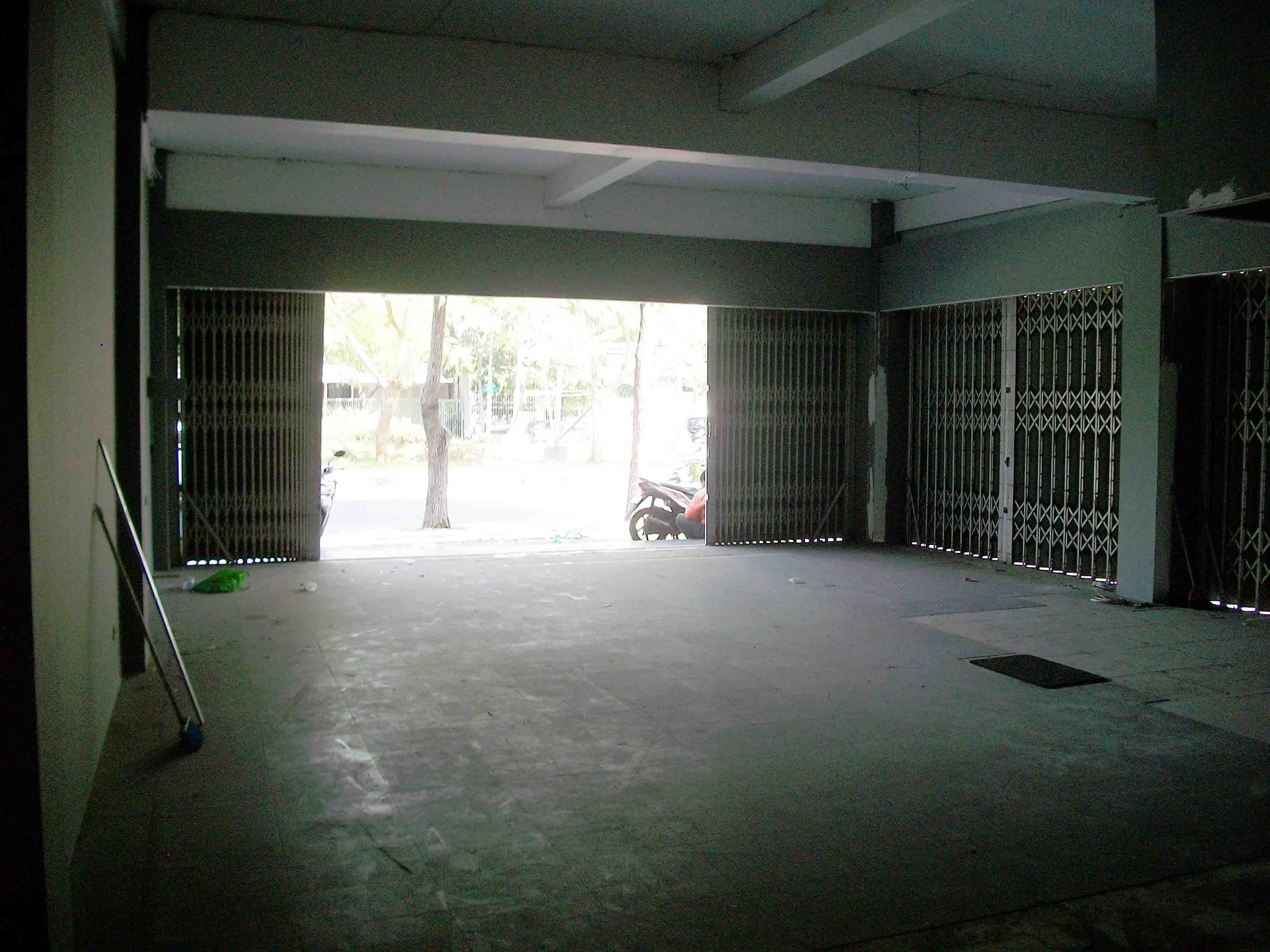 Ruko di Raya Dharmahusada Indah Surabaya Timur, 3 Lantai, Hook/Pojokan, Strategis, SIAP PAKAI... Sewa min 2 tahun