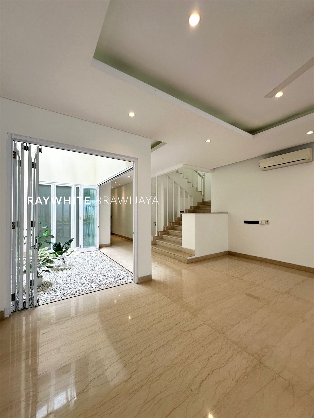 Townhouse Mewah Siap Huni Lokasi Strategis Area Pejaten Barat