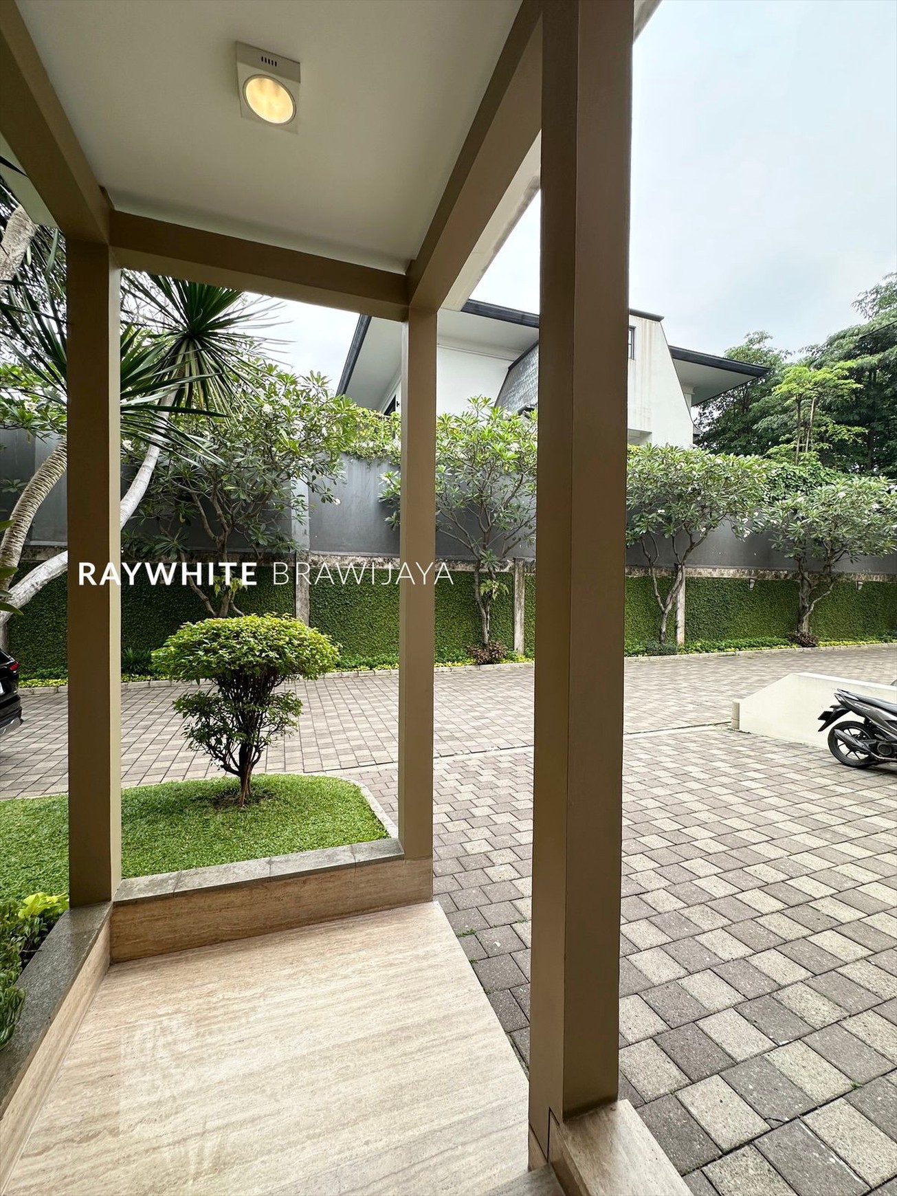 Townhouse Mewah Siap Huni Lokasi Strategis Area Pejaten Barat