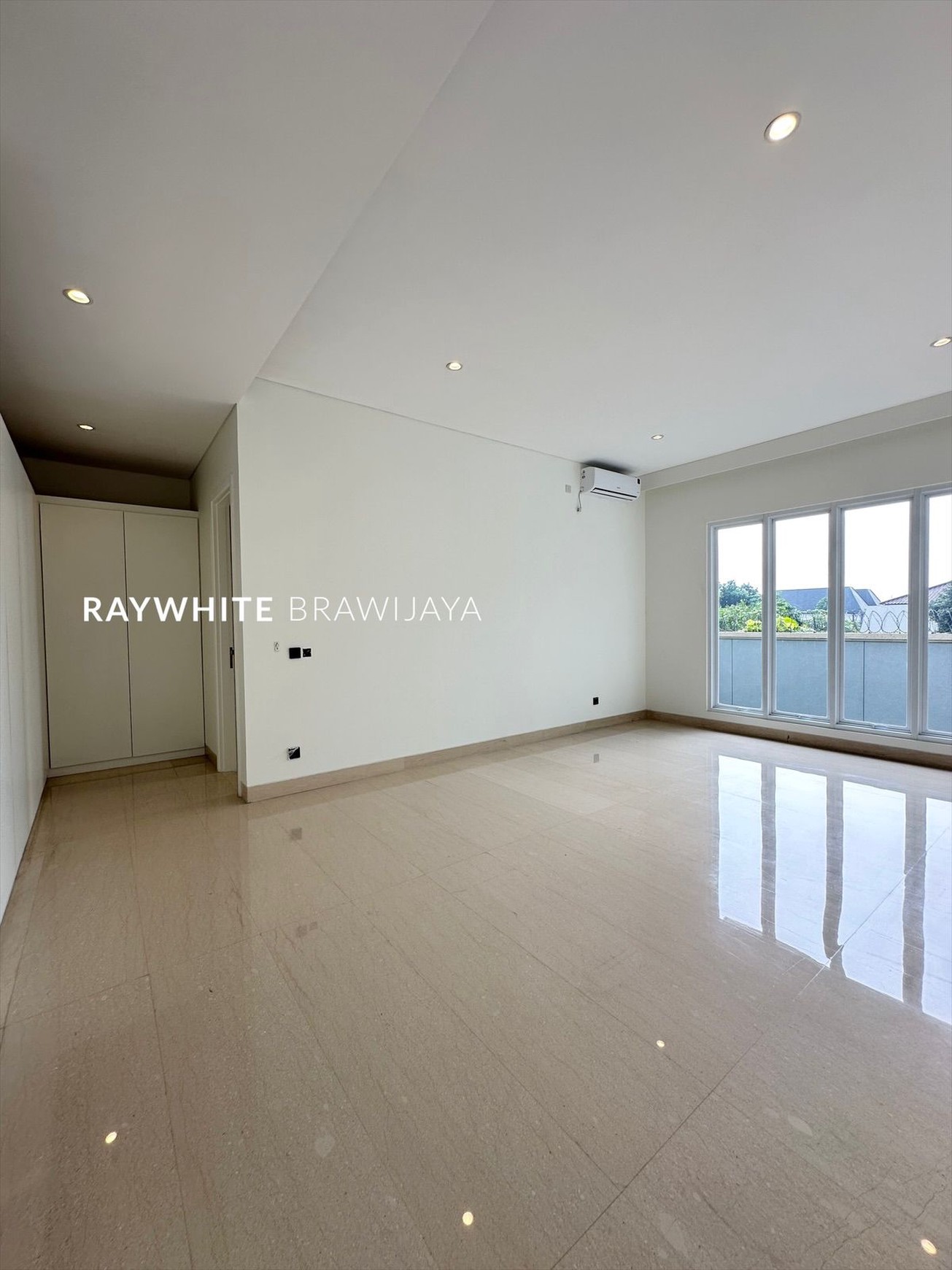 Townhouse Mewah Lokasi Strategis Area Pejaten Barat