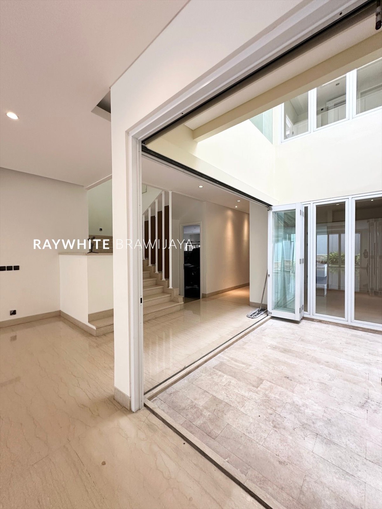Townhouse Mewah Lokasi Strategis Area Pejaten Barat