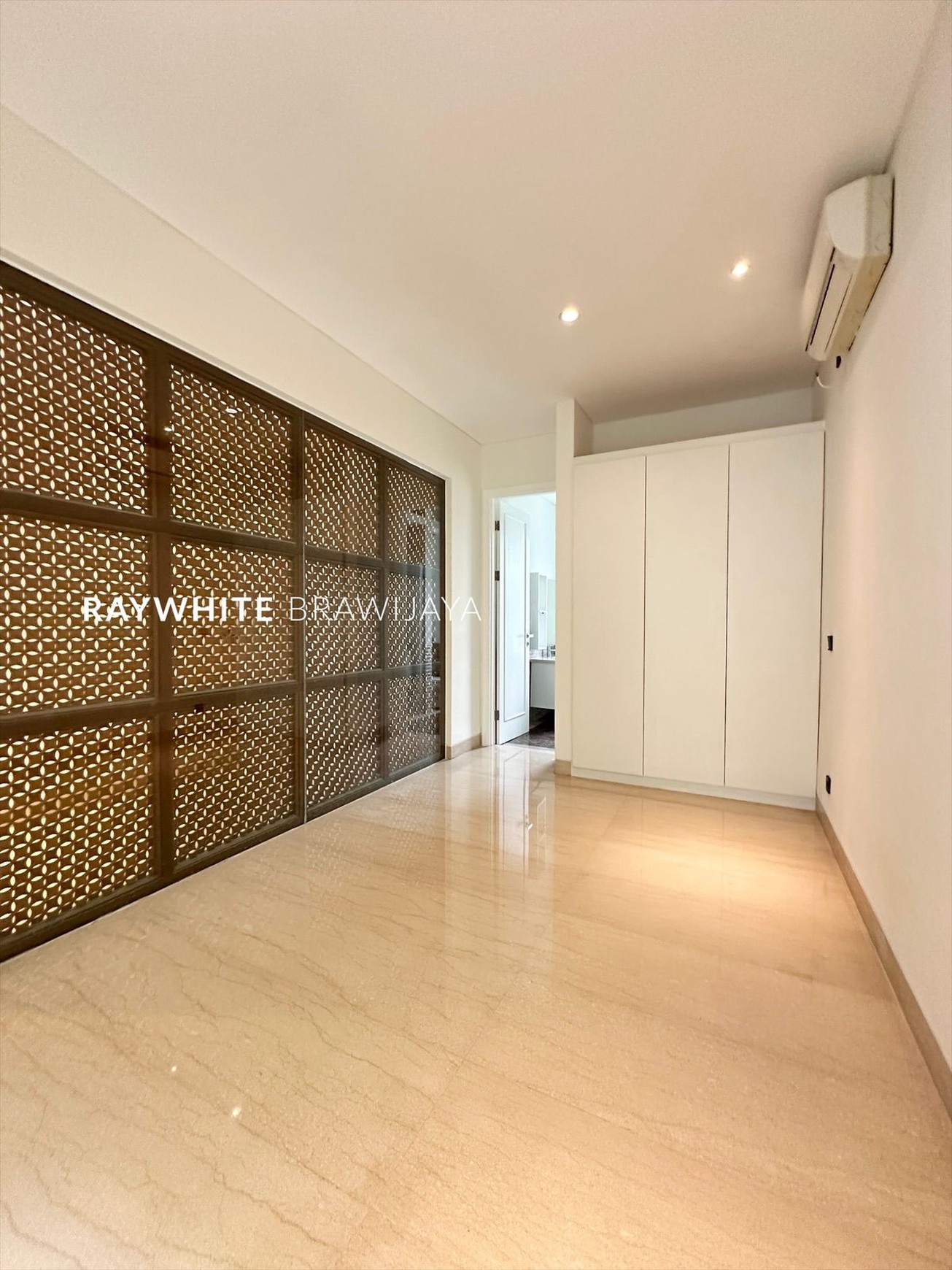 Townhouse Mewah Lokasi Strategis Area Pejaten Barat