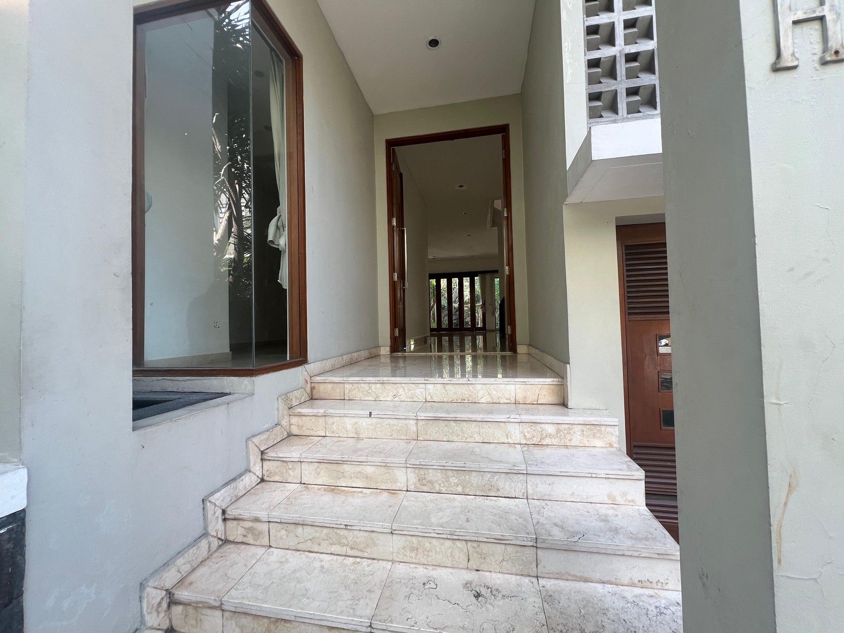 Modern Balinese style House for rent at kemang quite place one gate sistem 