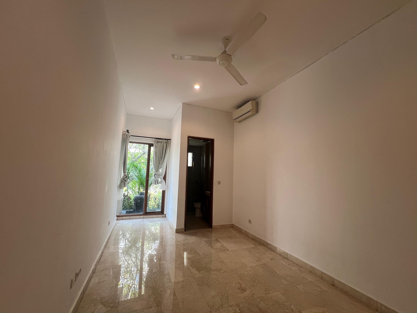 Modern Balinese style House for rent at kemang quite place one gate sistem 