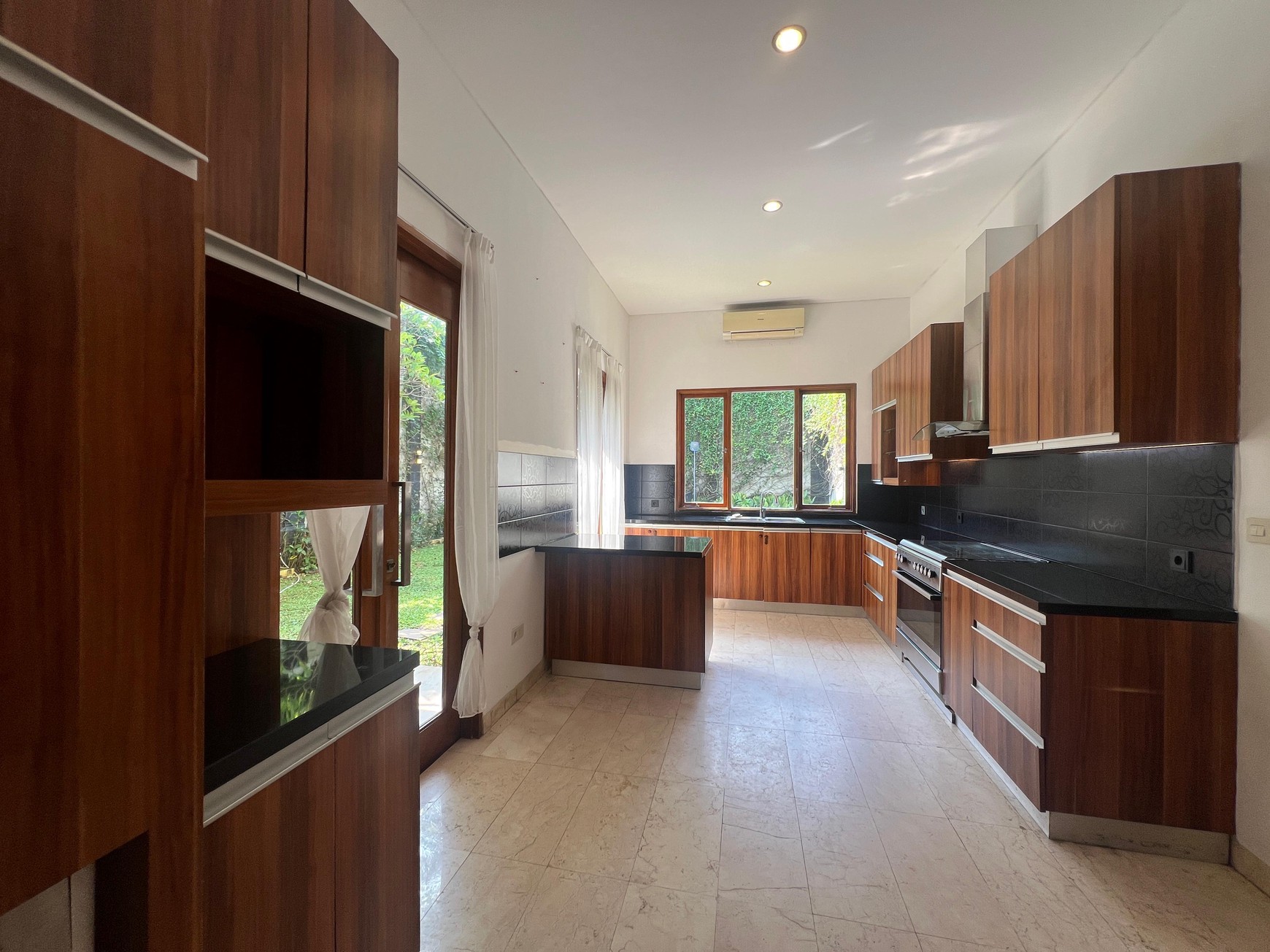 Modern Balinese style House for rent at kemang quite place one gate sistem 