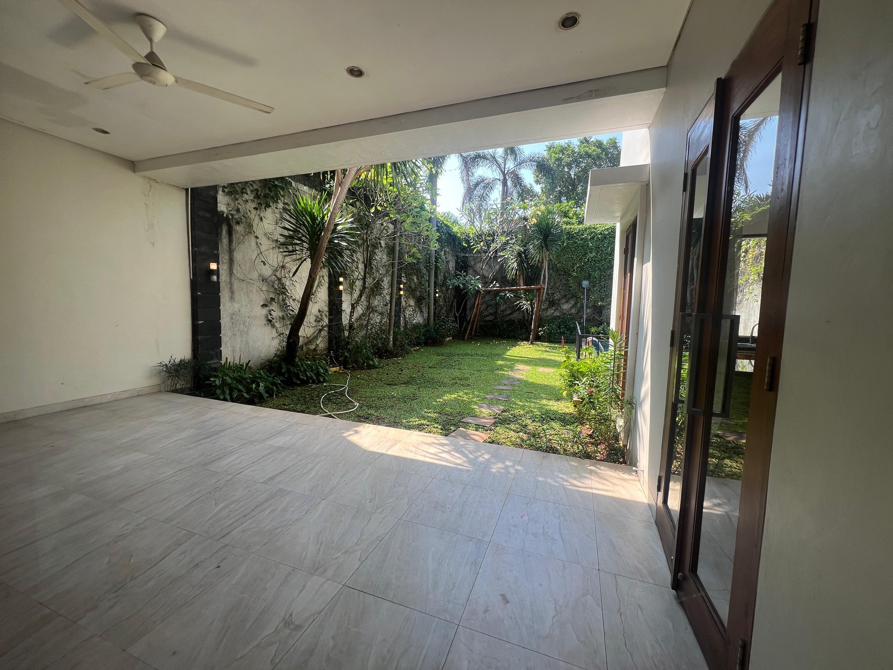 Modern Balinese style House for rent at kemang quite place one gate sistem 