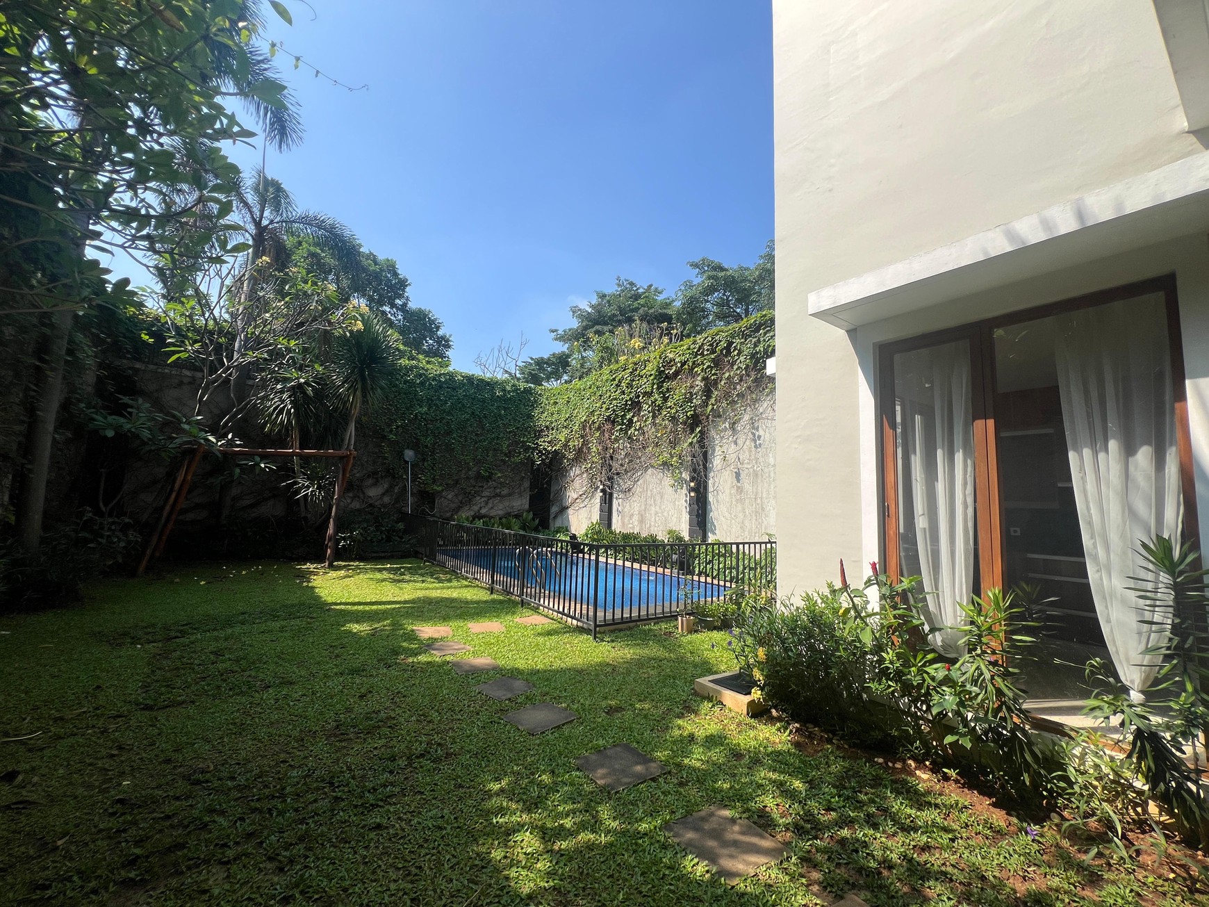 Modern Balinese style House for rent at kemang quite place one gate sistem 