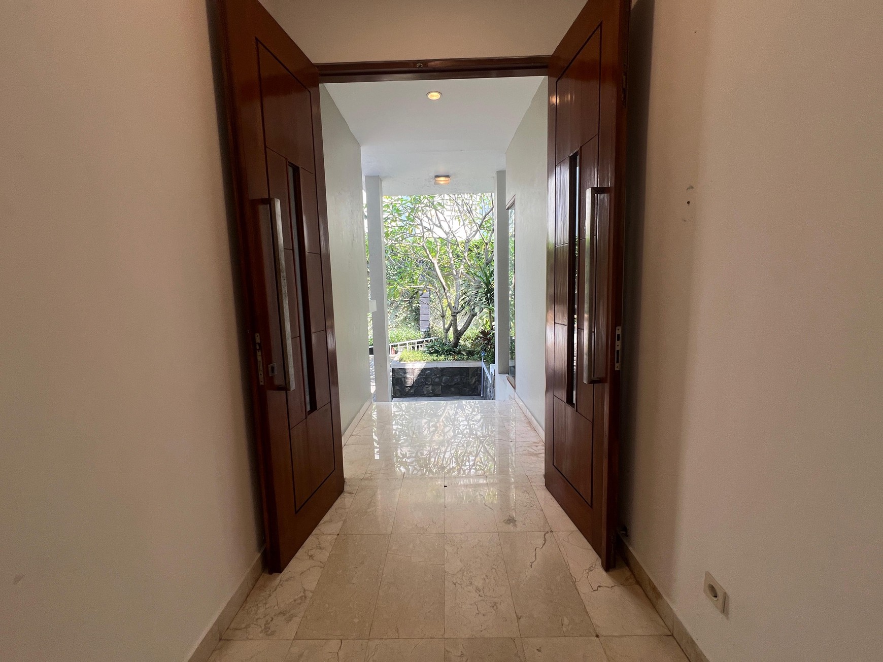 Modern Balinese style House for rent at kemang quite place one gate sistem 