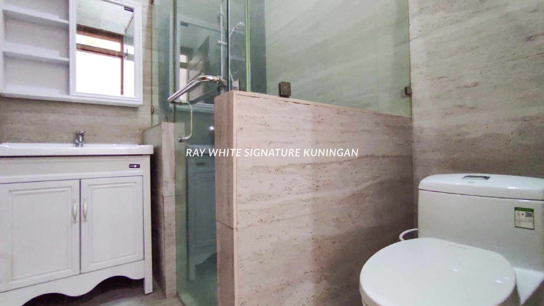Rumah Lama dengan Pencahayaan Alami di Lokasi Premium Wijaya 