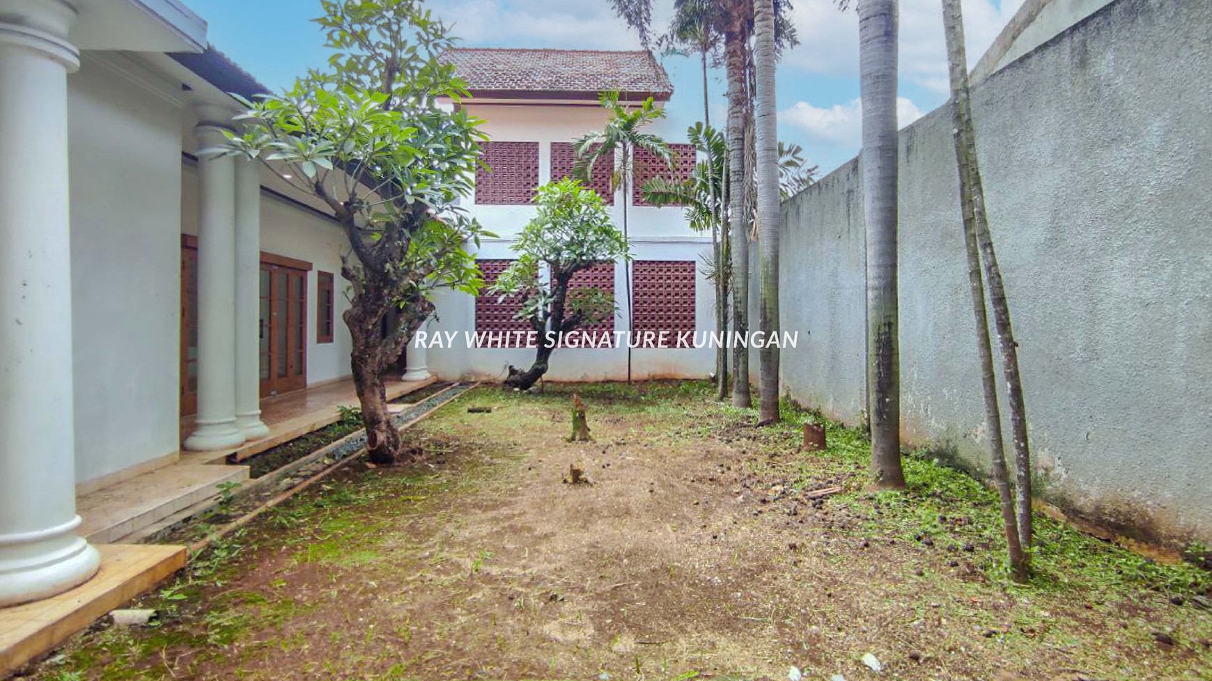 Rumah Lama dengan Pencahayaan Alami di Lokasi Premium Wijaya 