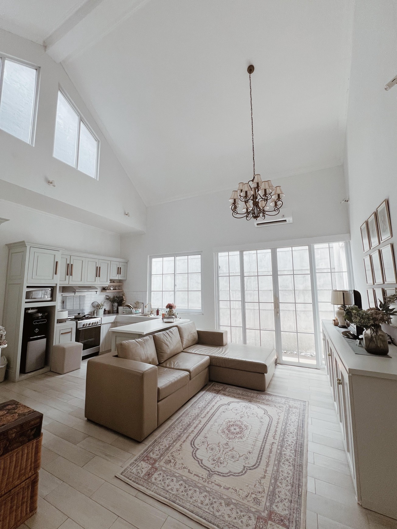 Dijual rumah cantik American Style di cinere.