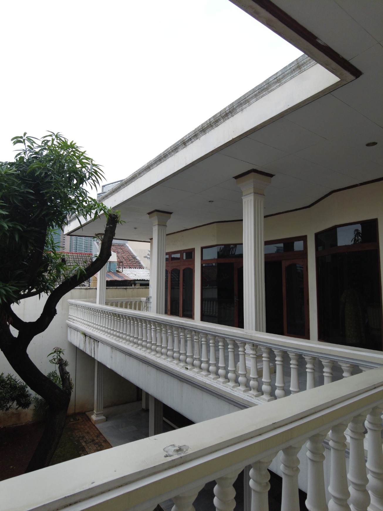 TURUN HARGA!!! Dijual Rumah Mewah 2 lantai di Cipete, Lokasi strategis, dekat ke Antasari , Kemang, dan Pondok Indah, Cocok untuk usaha kost-kostan!
