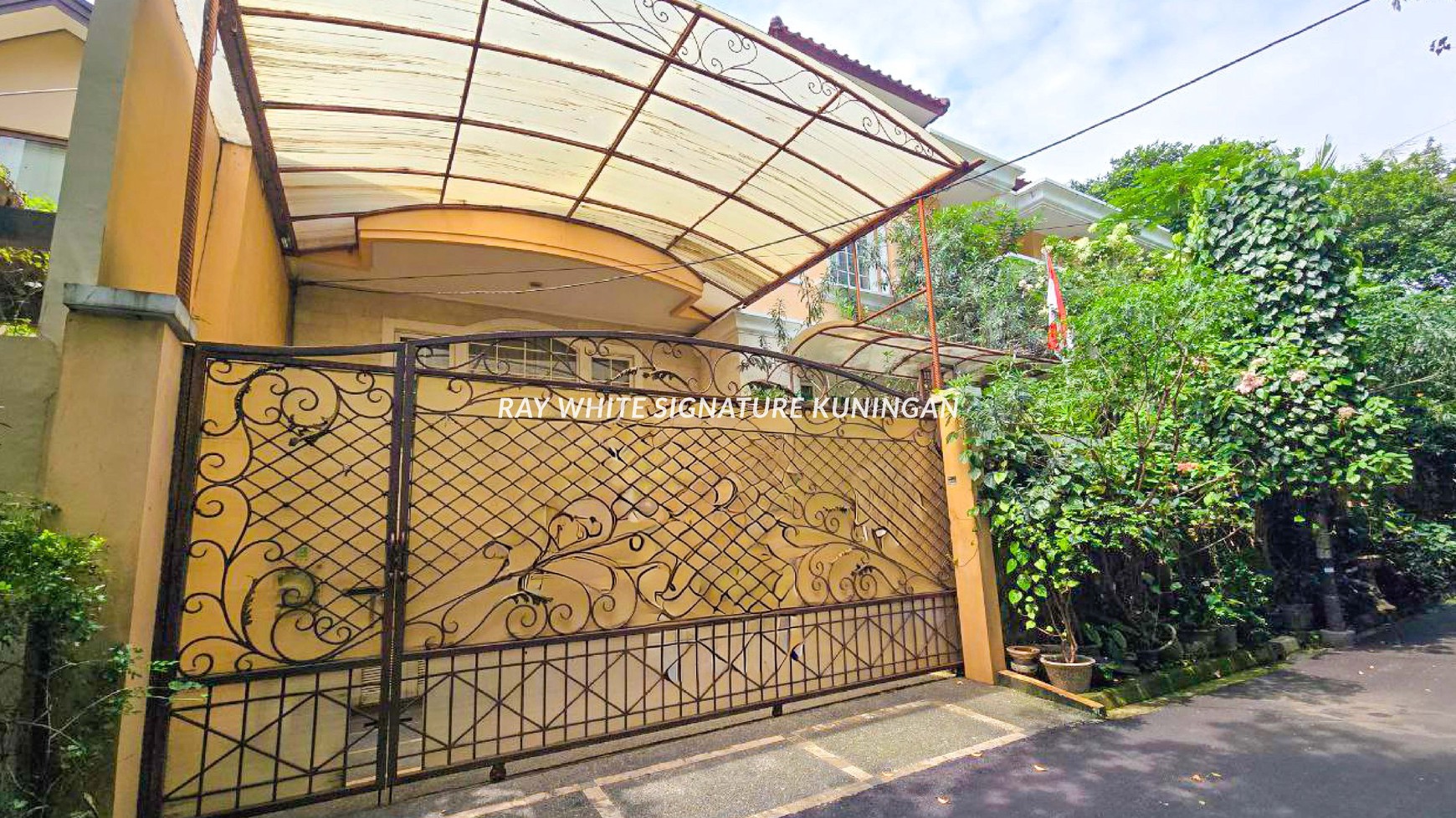 Rumah Classic Mewah dan Tenang didalam komplek di Mega Kuningan