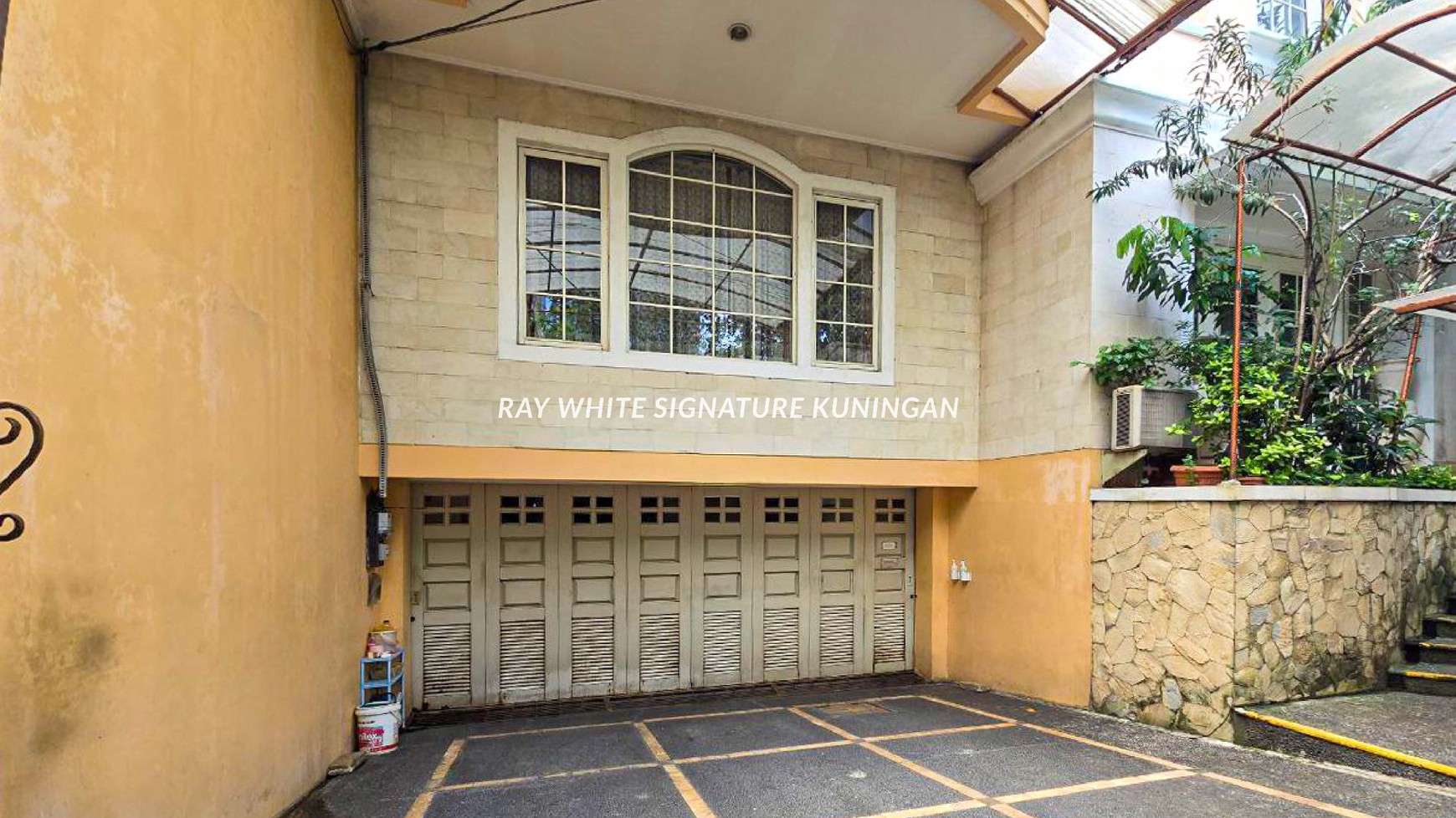 Rumah Classic Mewah dan Tenang didalam komplek di Mega Kuningan