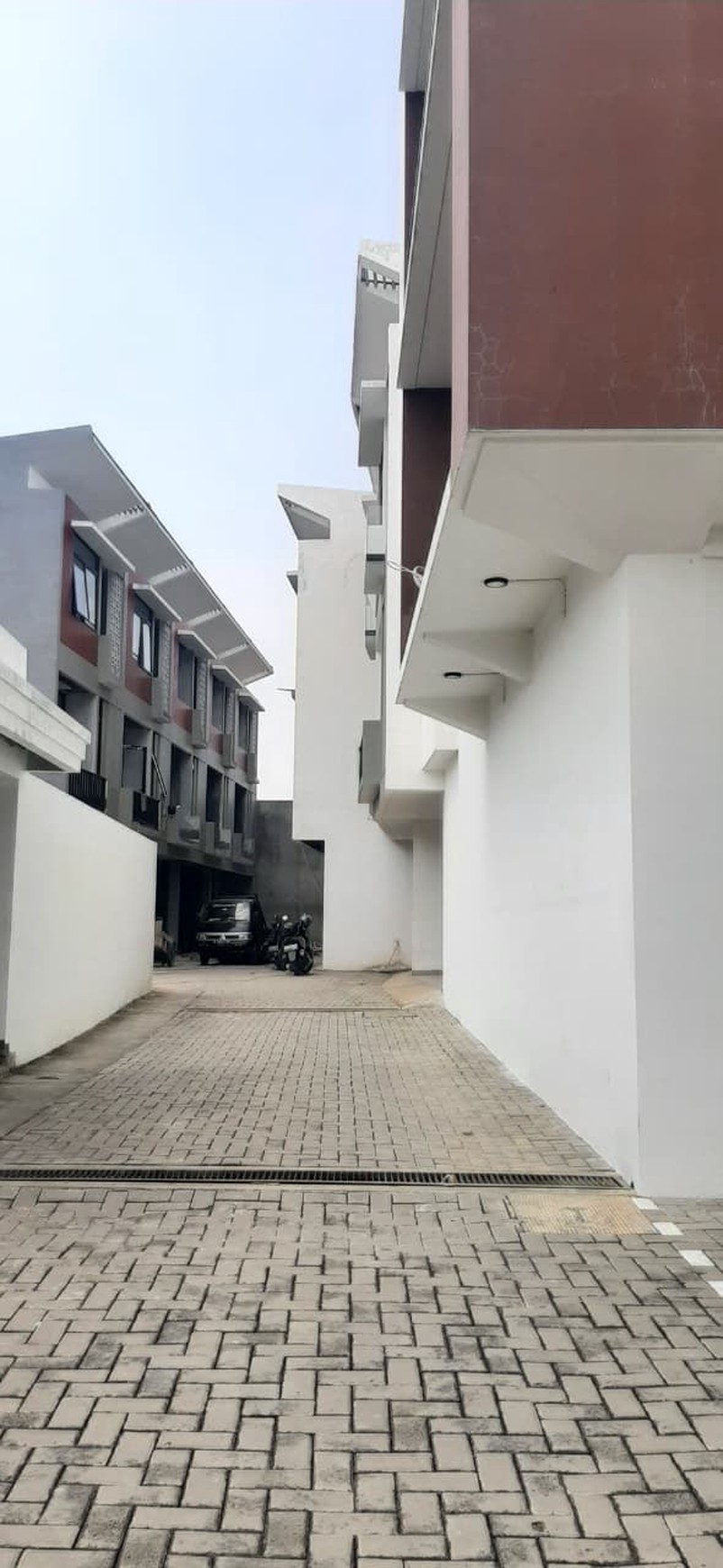 Rumah Brand New, dalam Cluster di Jakarta Selatan