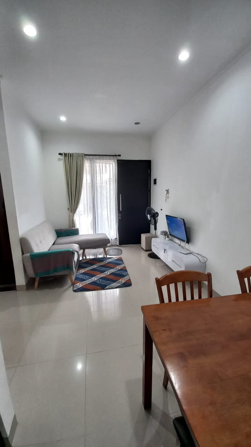 Rumah Cantik 2 Lantai di Ciputat dengan KT 3 KM 2 SHM Siap Huni