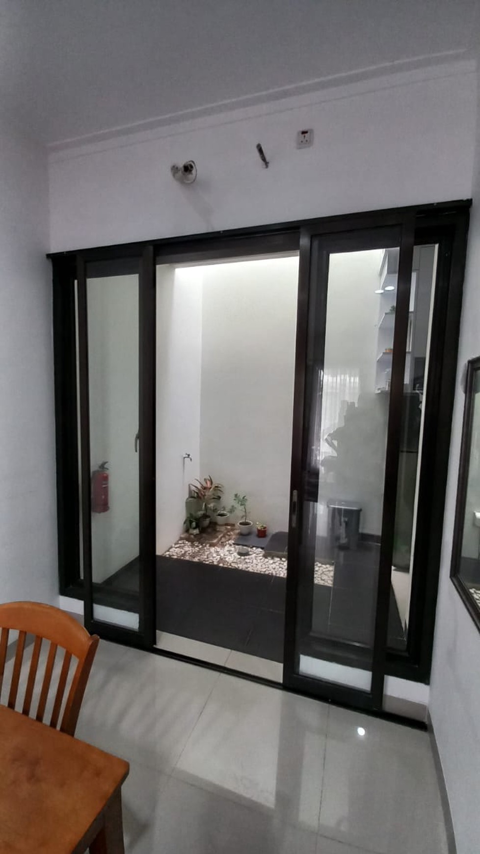 Rumah Cantik 2 Lantai di Ciputat dengan KT 3 KM 2 SHM Siap Huni