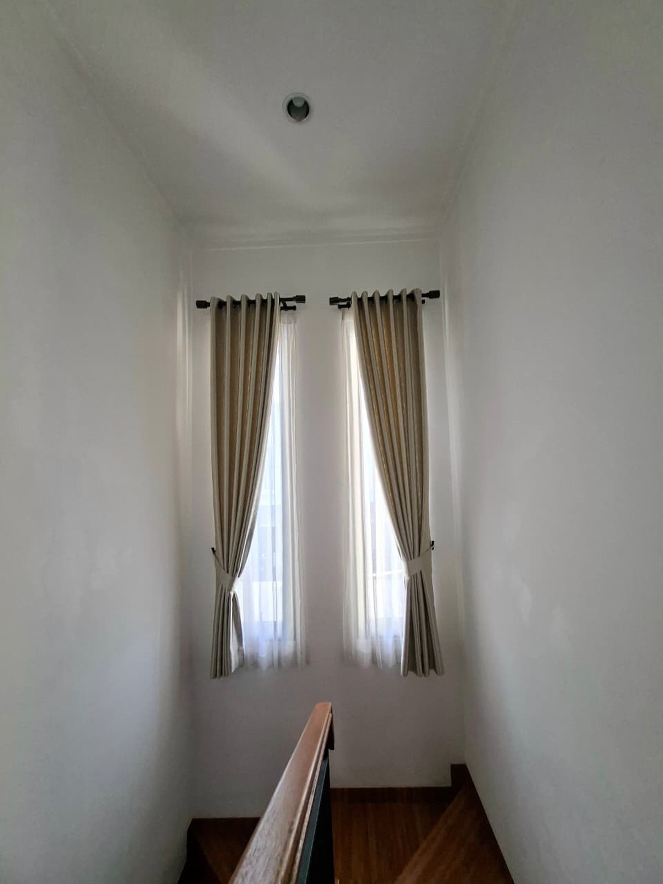 Rumah Cantik 2 Lantai di Ciputat dengan KT 3 KM 2 SHM Siap Huni