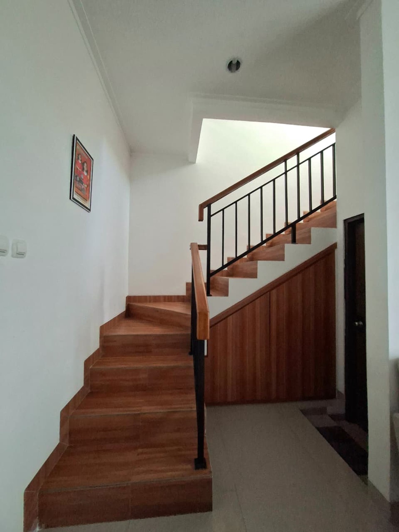 Rumah Cantik 2 Lantai di Ciputat dengan KT 3 KM 2 SHM Siap Huni