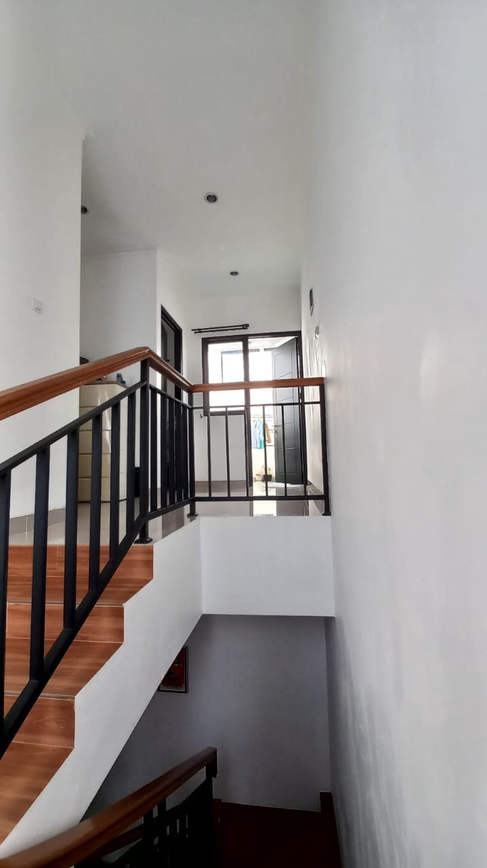 Rumah Cantik 2 Lantai di Ciputat dengan KT 3 KM 2 SHM Siap Huni