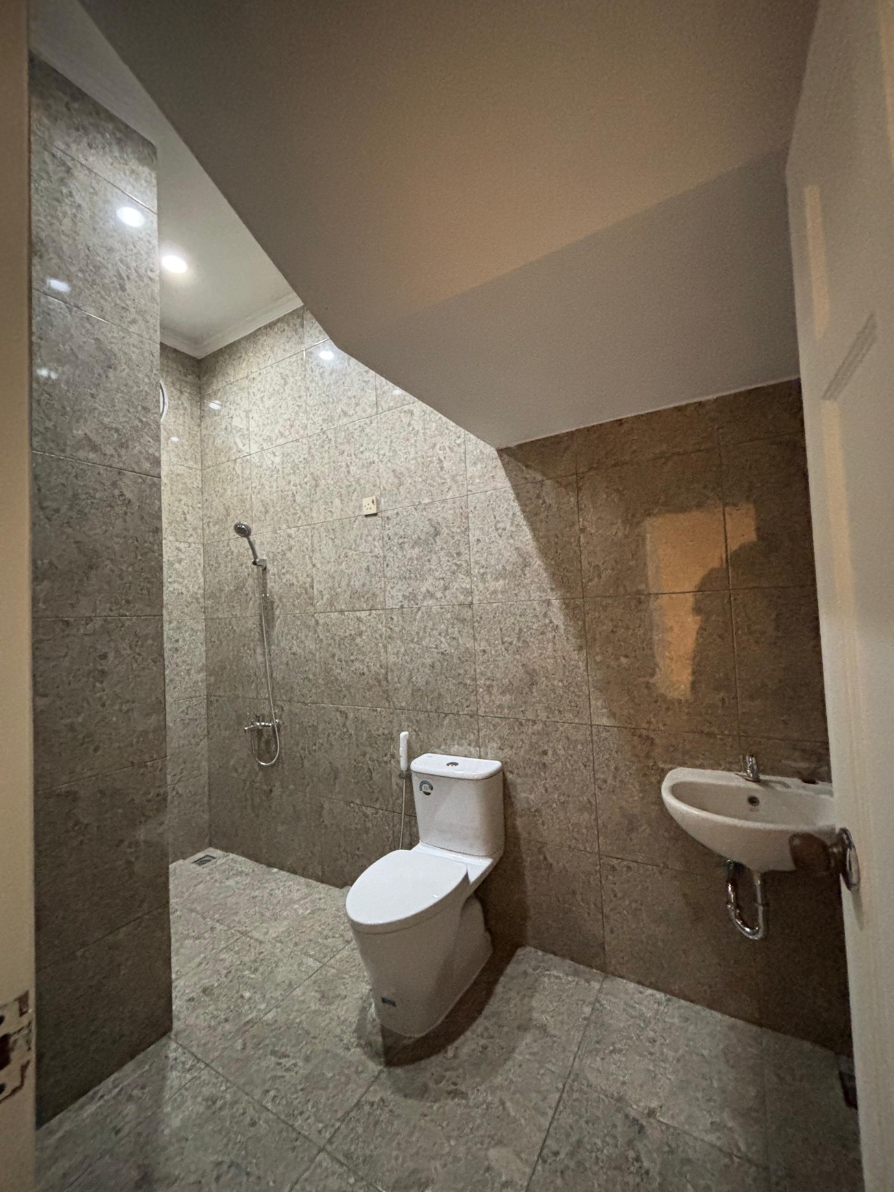 Rumah Kokoh 2 Lantai, Rapi Siap Huni  di Kota Wisata Cibubur 