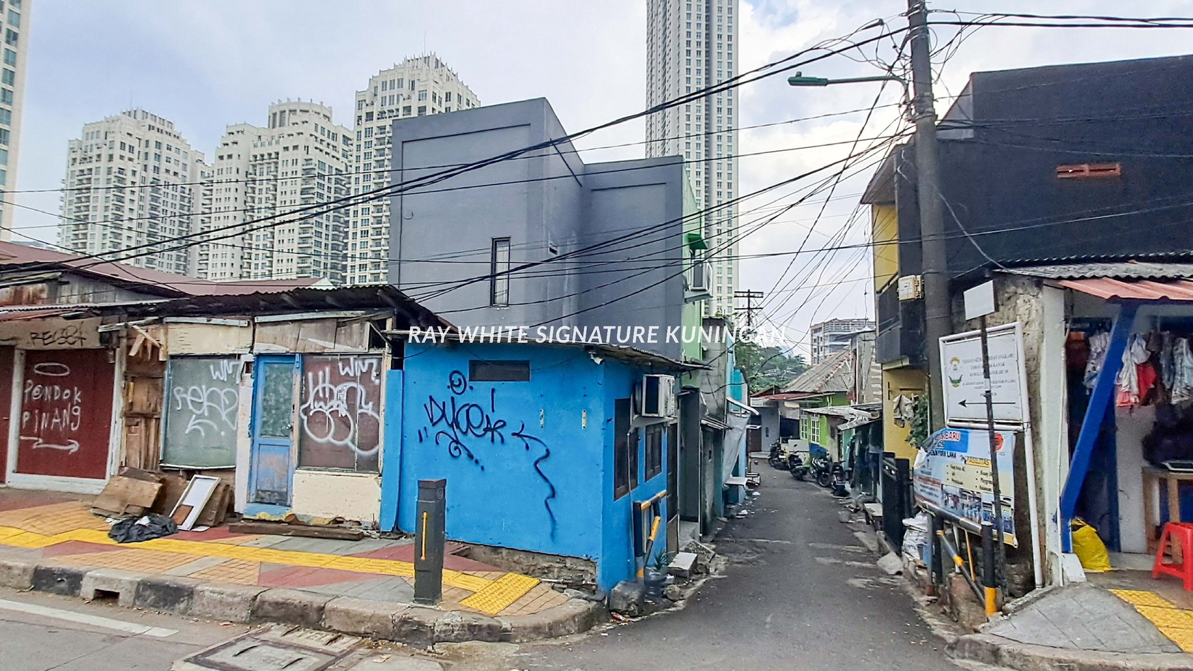 Rumah Lama Bonus Rumah Kost di Jalan Arteri dekat Gandaria City