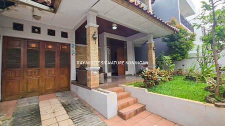 Rumah Lama 2 Lantai Lokasi Strategis di Setiabudi