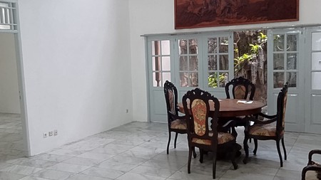 Di Sewa Rumah Siap Huni di Bintaro Jaya dengan Hunian Nyaman dan Asri dengan KT 223 m2 dan KM 400 m2.