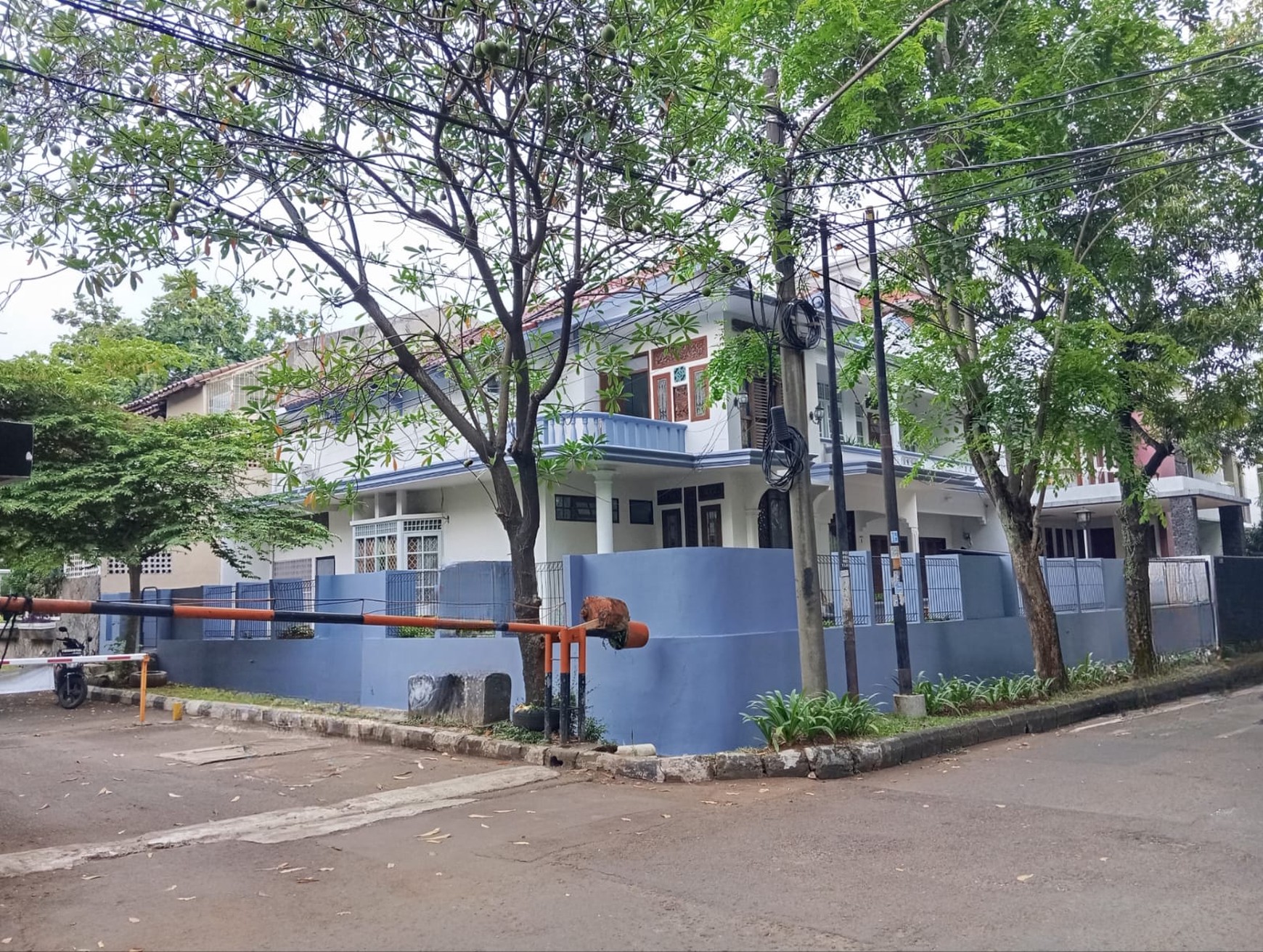 Di Sewa Rumah Siap Huni di Bintaro Jaya dengan Hunian Nyaman dan Asri dengan KT 223 m2 dan KM 400 m2.