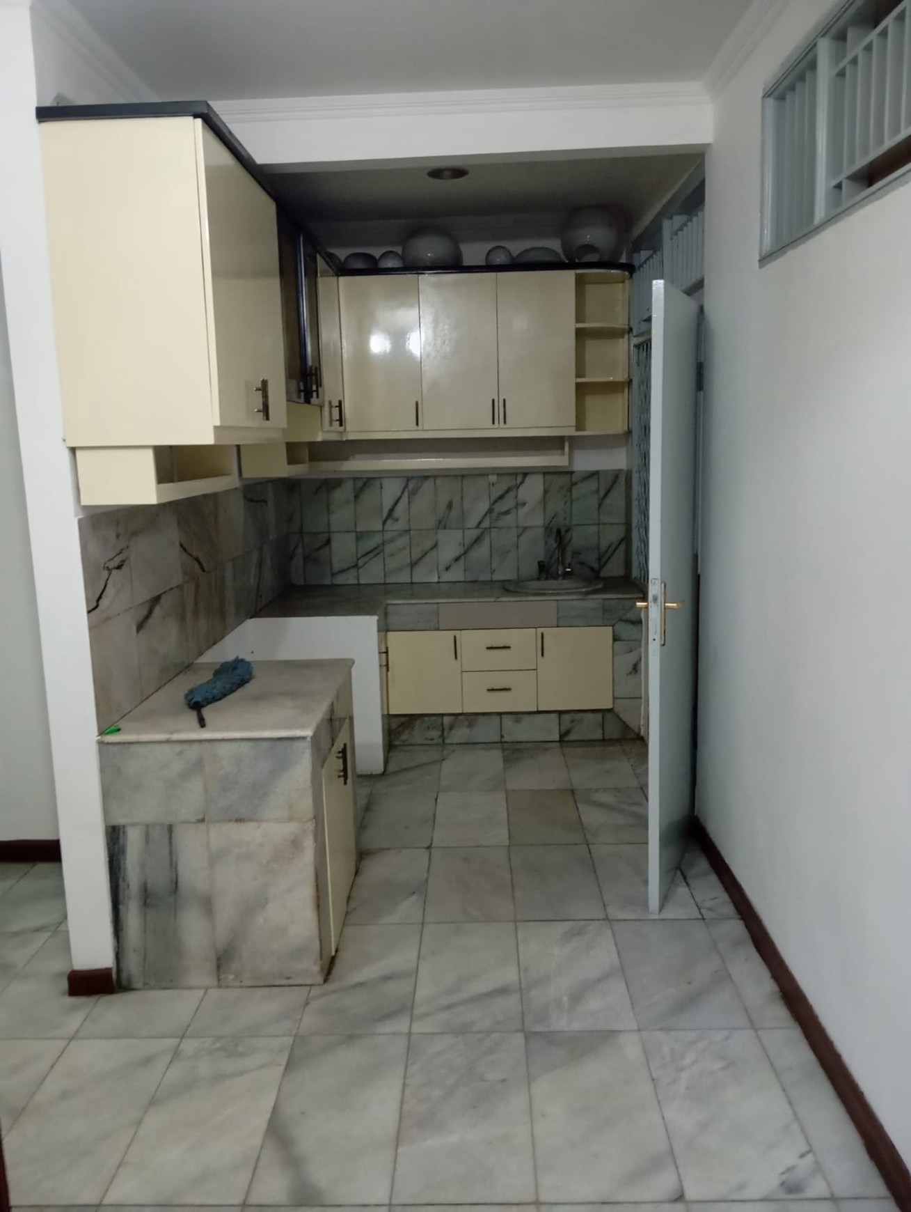 Di Sewa Rumah Siap Huni di Bintaro Jaya dengan Hunian Nyaman dan Asri dengan KT 223 m2 dan KM 400 m2.