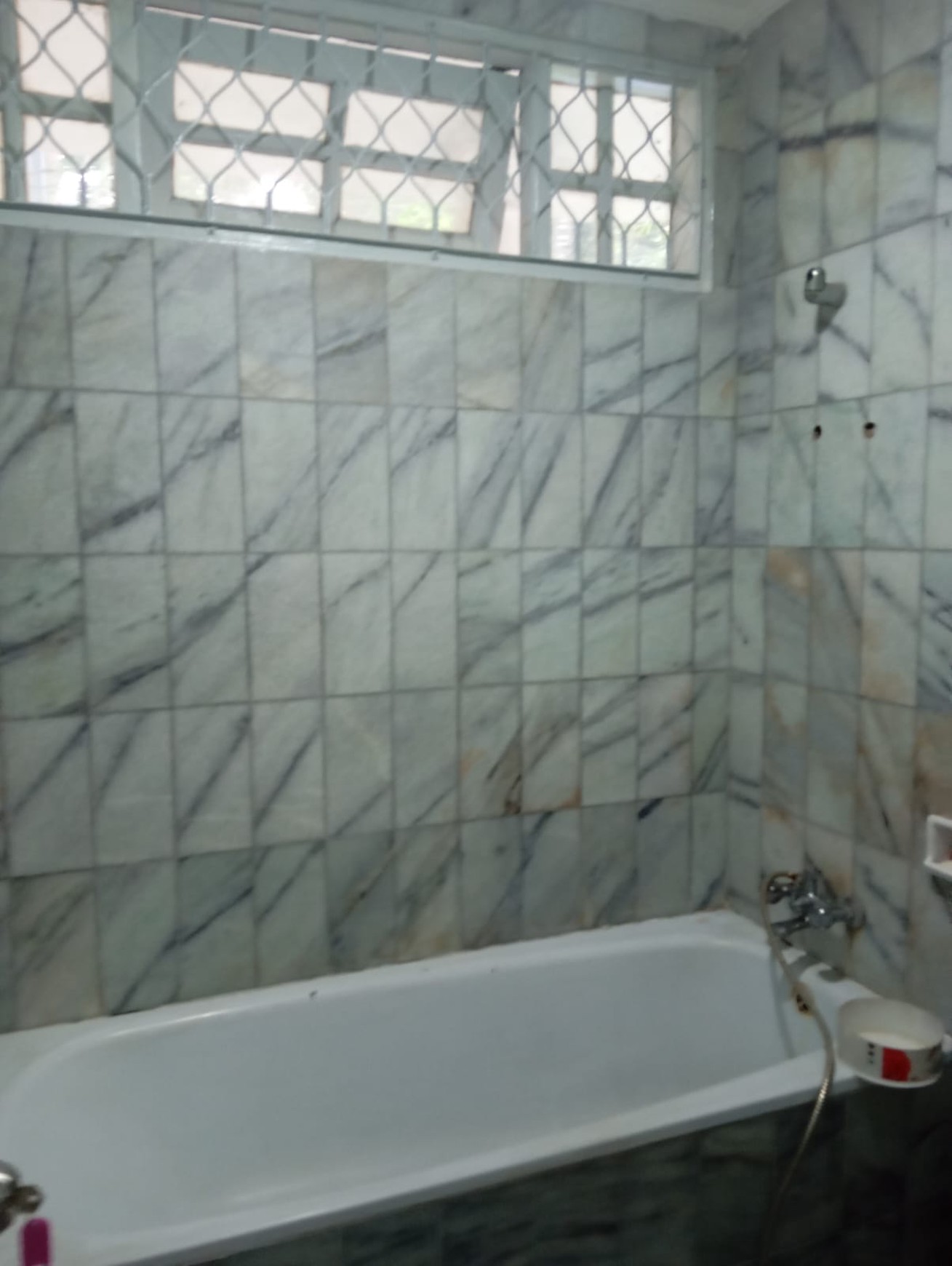 Di Sewa Rumah Siap Huni di Bintaro Jaya dengan Hunian Nyaman dan Asri dengan KT 223 m2 dan KM 400 m2.