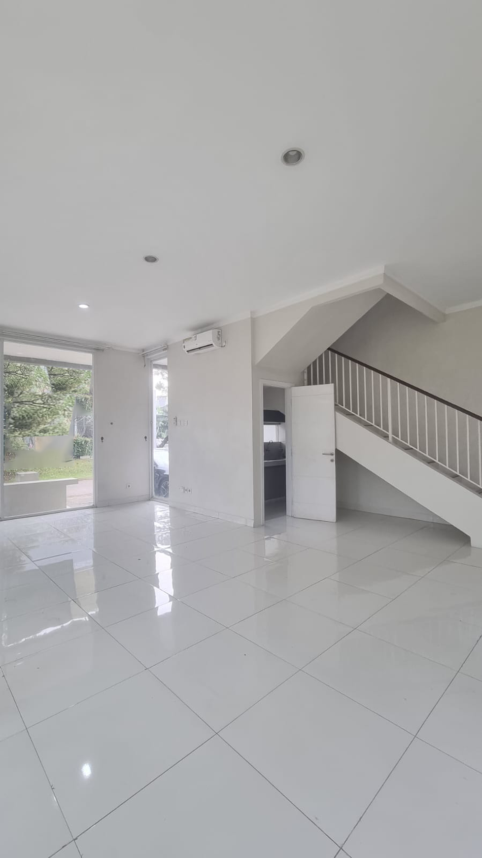 Rumah Cantik Di Bintaro Jaya dengan KT 4+1 KM 3+1 Dalam Cluster Siap Huni SHM