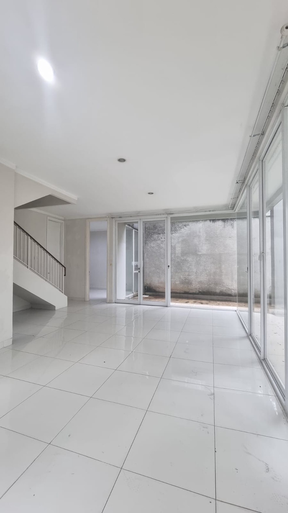 Rumah Cantik Di Bintaro Jaya dengan KT 4+1 KM 3+1 Dalam Cluster Siap Huni SHM