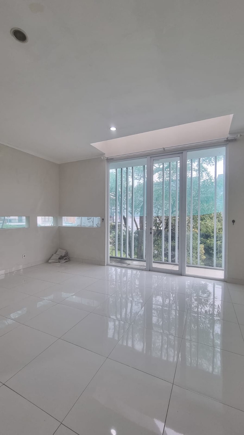 Rumah Cantik Di Bintaro Jaya dengan KT 4+1 KM 3+1 Dalam Cluster Siap Huni SHM