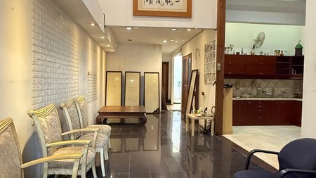 Rumah Mewah 1½ Lantai di Jakarta Selatan dengan KT 3+1 dan KM 2 SHM Akses Jalan 2 Mobil