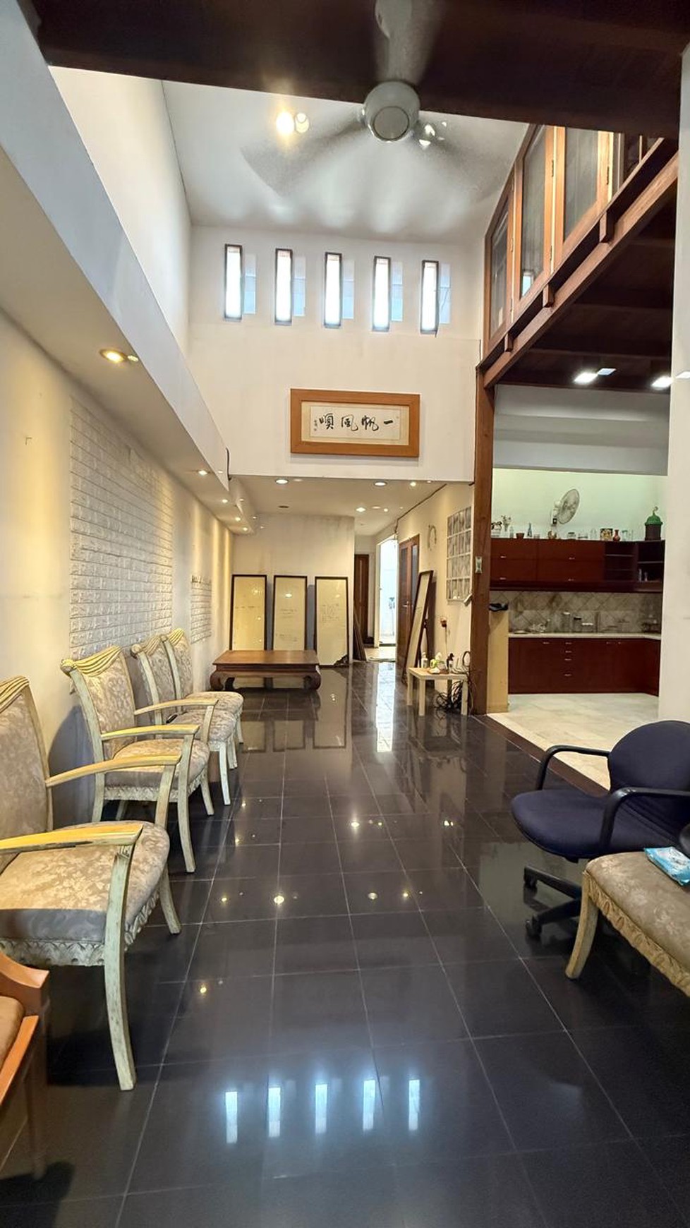 Rumah Mewah 1½ Lantai di Jakarta Selatan dengan KT 3+1 dan KM 2 SHM Akses Jalan 2 Mobil