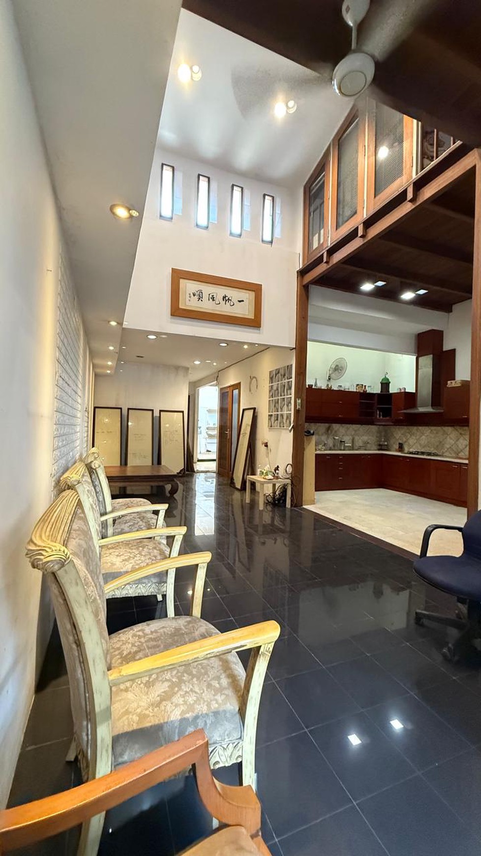 Rumah Mewah 1½ Lantai di Jakarta Selatan dengan KT 3+1 dan KM 2 SHM Akses Jalan 2 Mobil