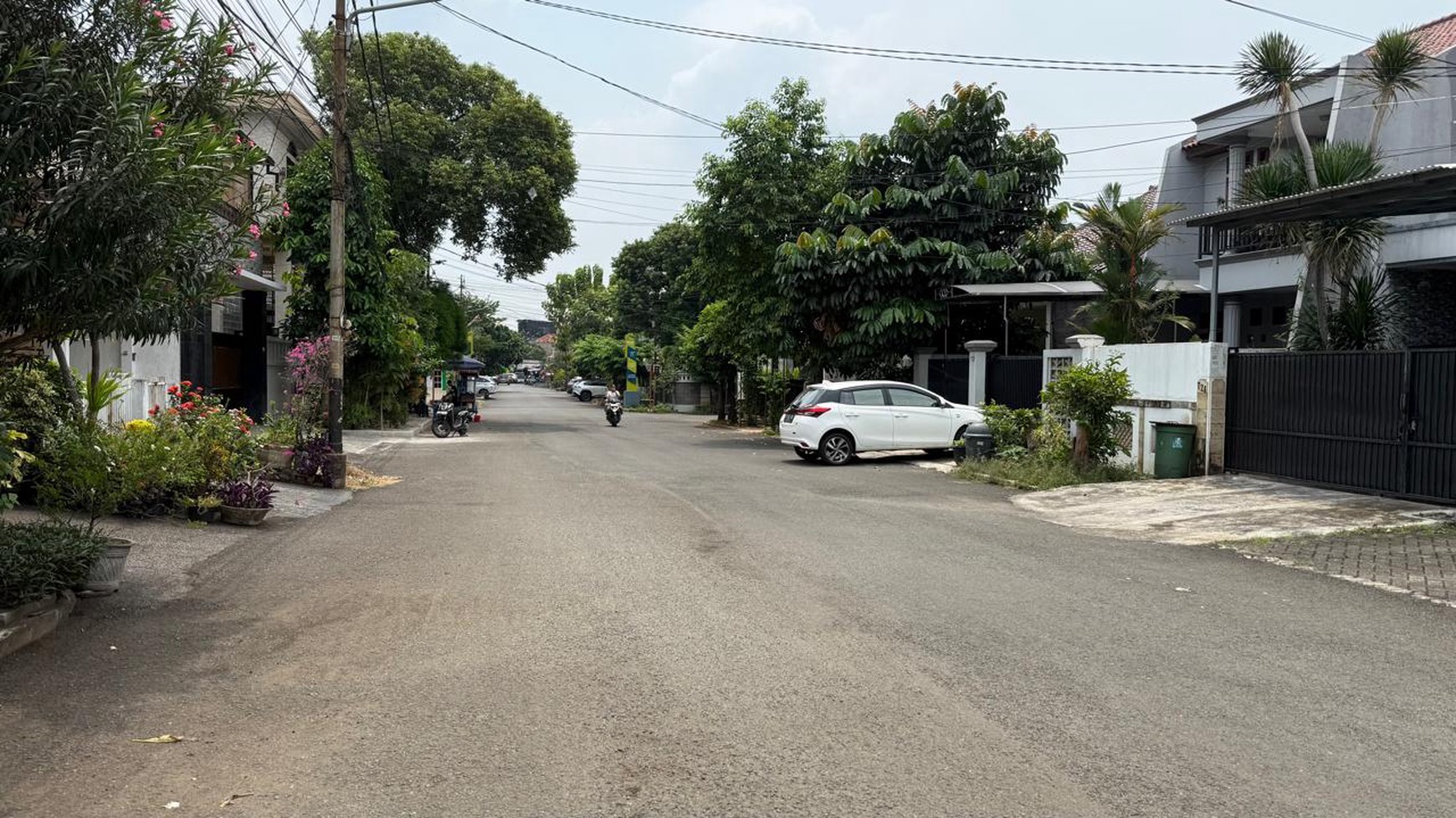 Rumah Mewah 1½ Lantai di Jakarta Selatan dengan KT 3+1 dan KM 2 SHM Akses Jalan 2 Mobil