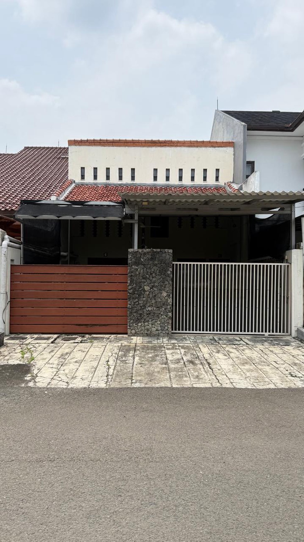 Rumah Mewah 1½ Lantai di Jakarta Selatan dengan KT 3+1 dan KM 2 SHM Akses Jalan 2 Mobil