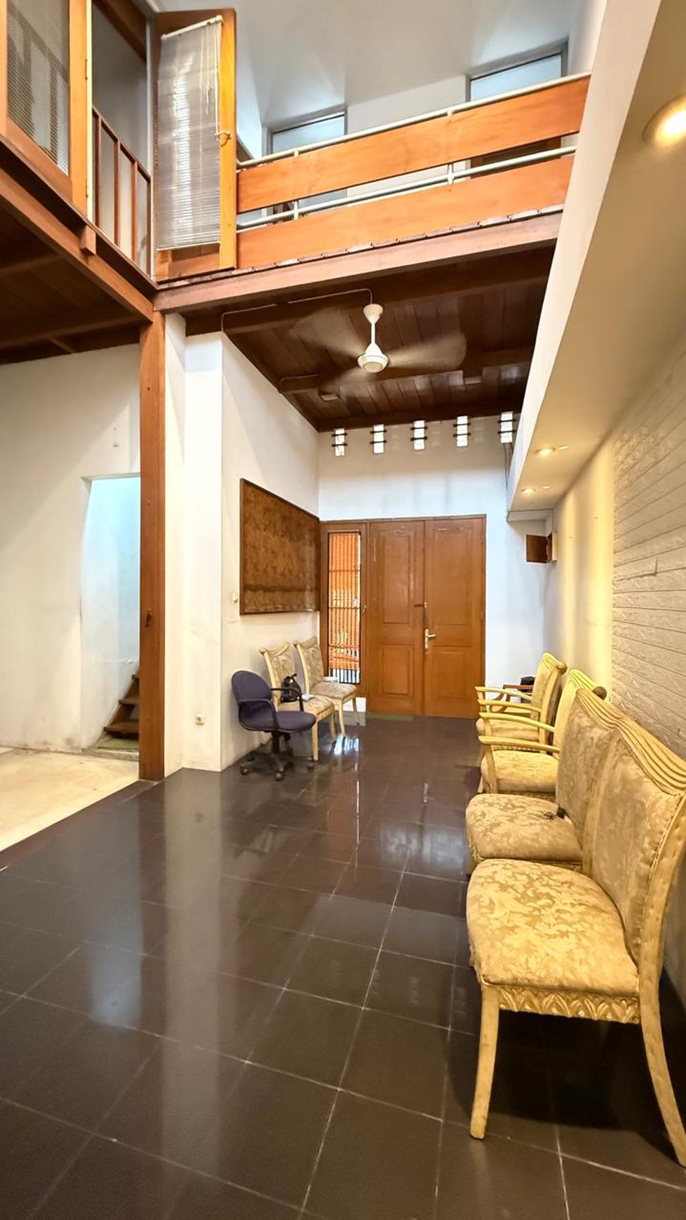 Rumah Mewah 1½ Lantai di Jakarta Selatan dengan KT 3+1 dan KM 2 SHM Akses Jalan 2 Mobil